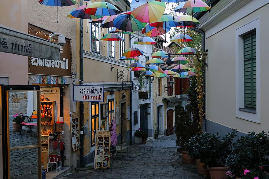 Do Szentendre, Ulica Bercsényi, tęcza, kolor, kolorowy, Węgry, śródmieście, kultura, specjalny, parasol, na dworze