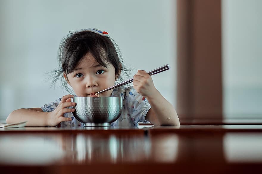 kız, yemek yiyor, asyalı çocuk, asyalı kız, kız evlat, çocuk, öğle yemeği, Çin yemek çubukları