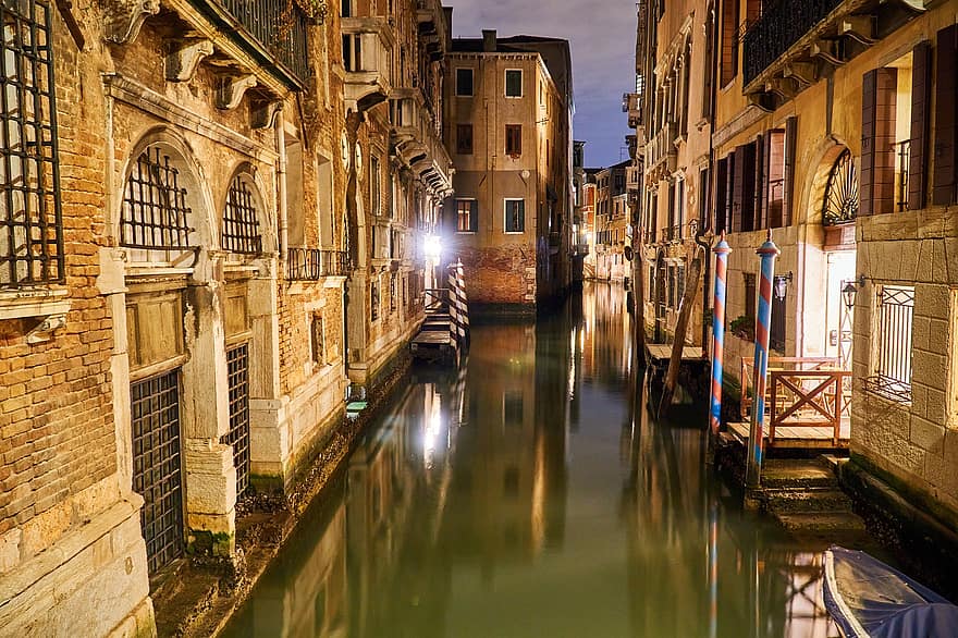 Keskeny csatorna, Velence, Olaszország, Veneto, éjszaka, épületek, Lámpák, vízi, csatorna, víz, város