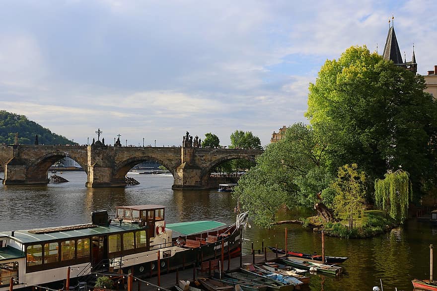 місто, Прага, міський, річка, човен, міст, небо, блакитне небо, дерева, вежа, відоме місце