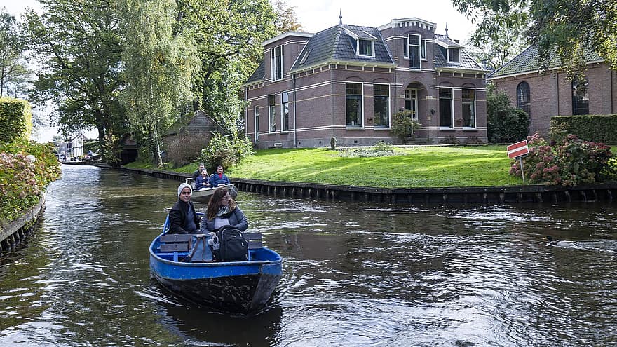 giethoorn, Nīderlande, kanāls, pilsēta, laivas, tūristiem, ēkām, mājas, vecās mājas, ūdensceļu, kanālu