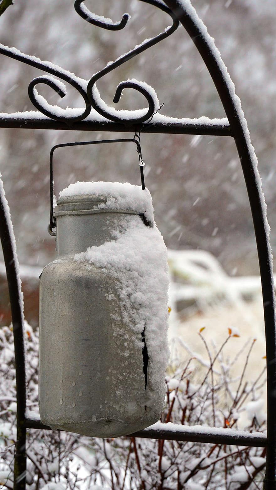 lata de leite, quebrado, neve, queda de neve, nevando, Nevado, inverno, invernal, geada