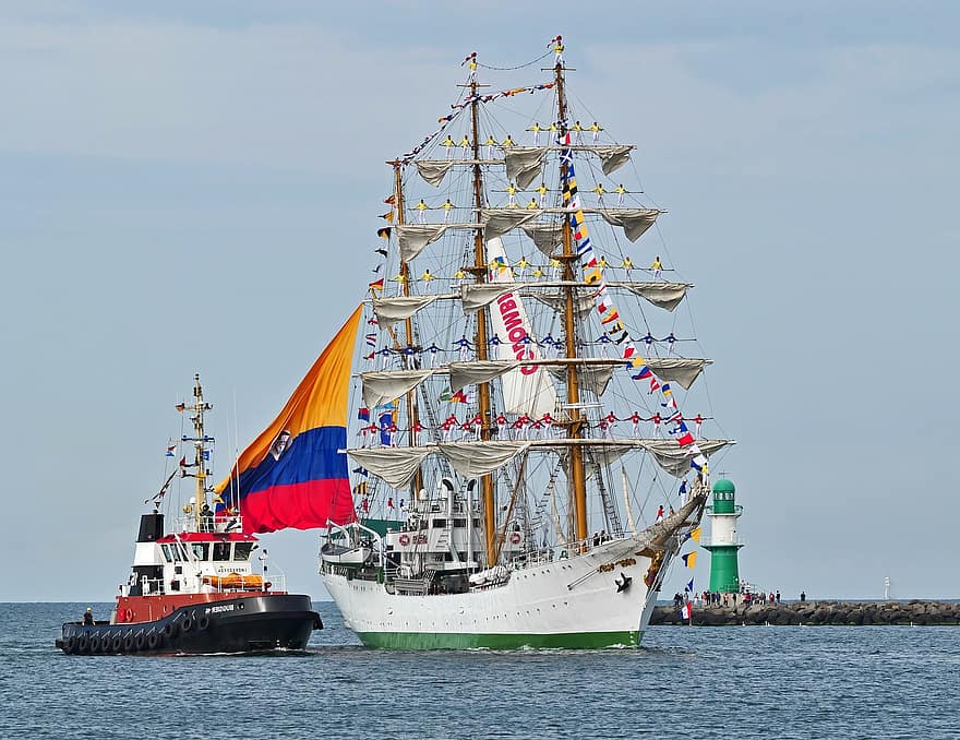pitkä alus, Windjammer, kansallislippu, Kolumbia, sataman sisäänkäynti, Warnemünde, Rostock, hanse purjehtii, purjehtivaa alusta, tiimi, takila