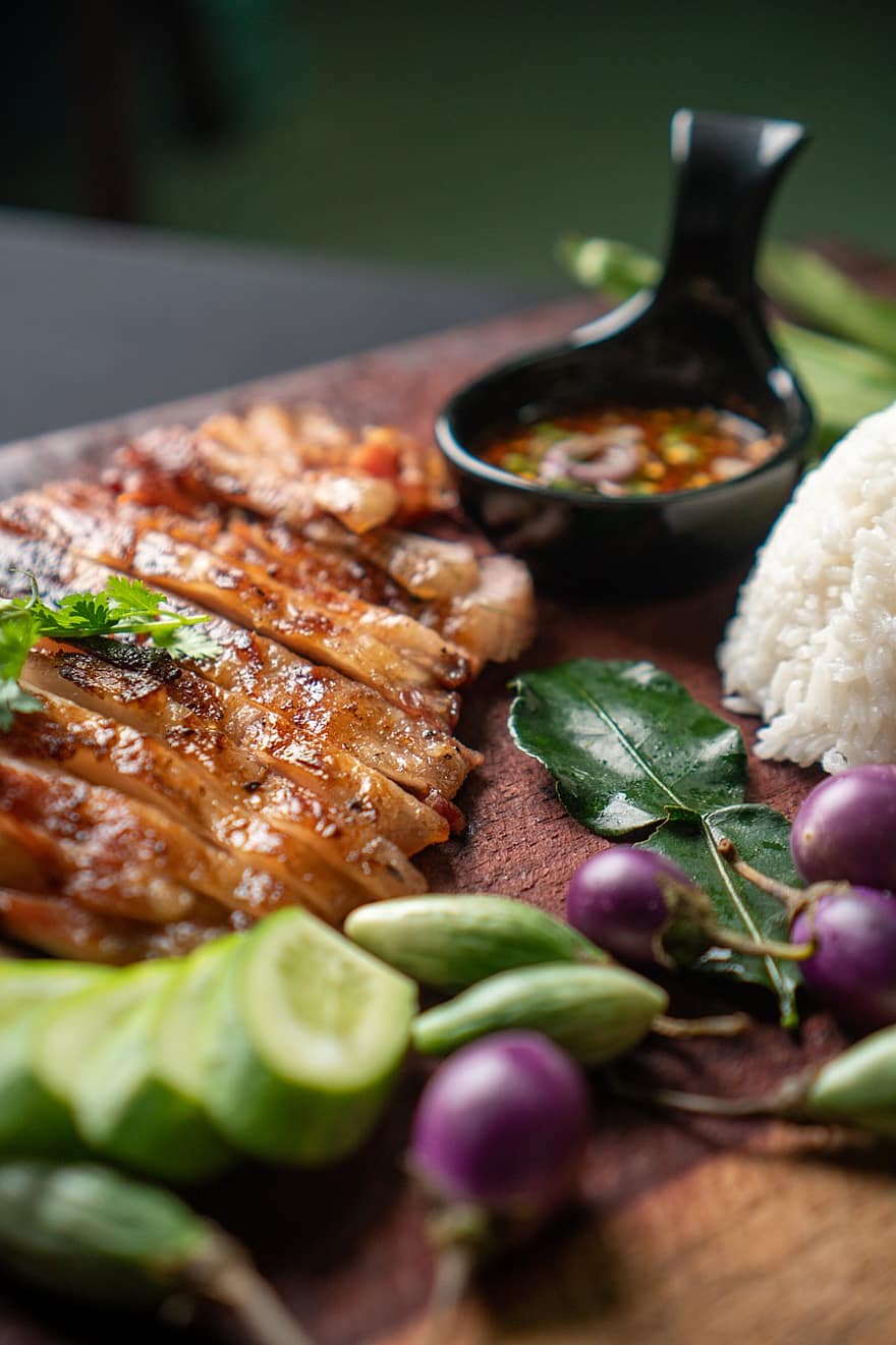 طعام تايلندي ، وجبة ، طعام ، طبق ، أطباق ، أرز ، التايلاندية ، صحي ، طيب المذاق ، حار ، وجبة عشاء