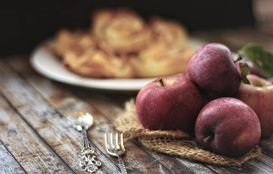 りんご、木製テーブル、ペストリー、調理器具、赤いりんご、収穫、作物、オーガニック、果物、新鮮な果物、新鮮なリンゴ