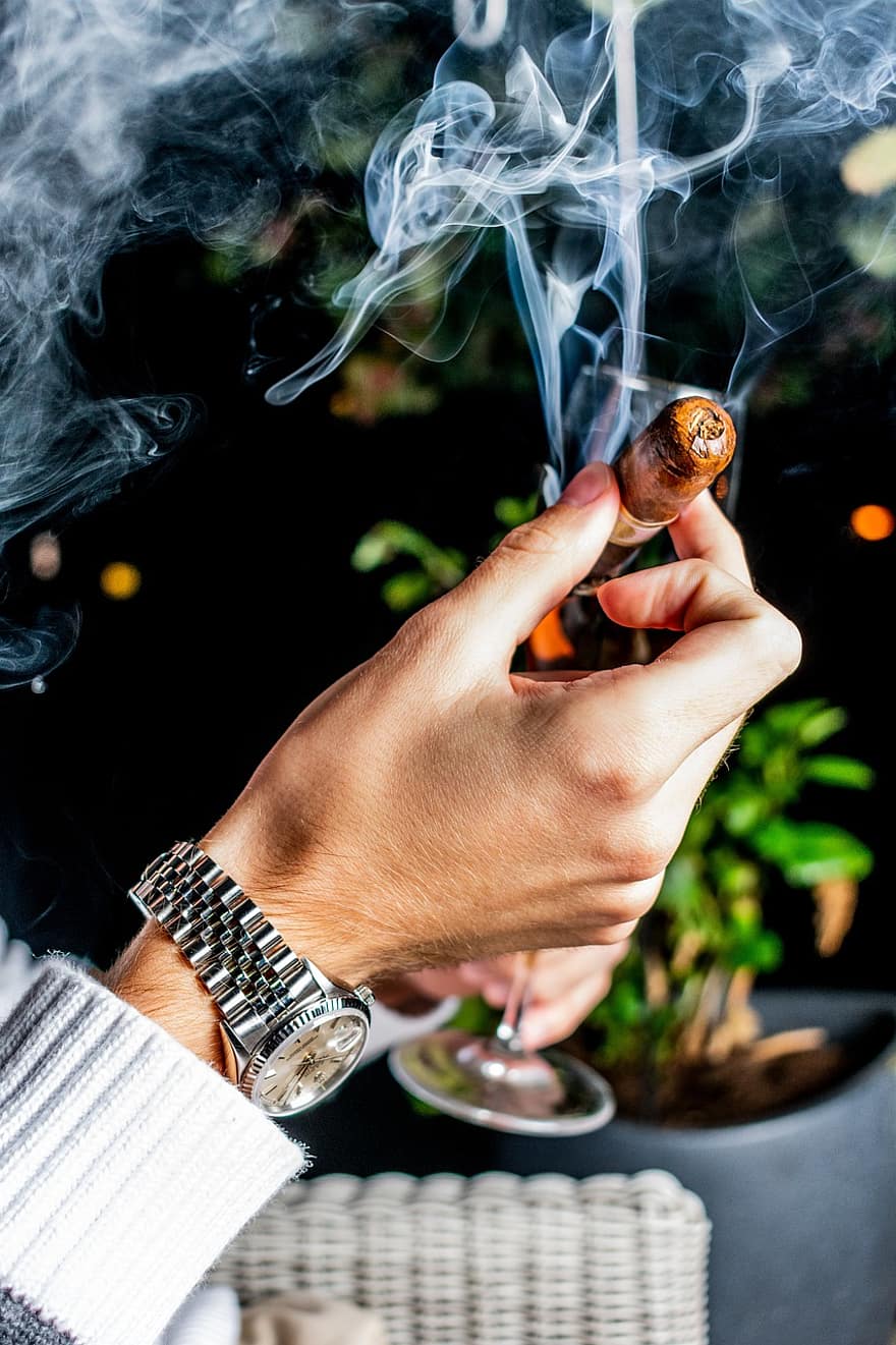 sigaar, rolex, duur, luxe, levensstijl, rijk, rook, roken, verslaving, mannen, menselijke hand