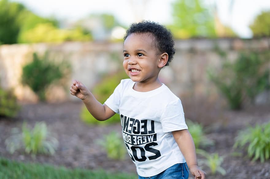 mutlu, aksiyon, bebek, oğlan, portre, yürümeye başlayan çocuk, koşu, Afrikan Amerikan, eğlence, çocuk, gülümseyen
