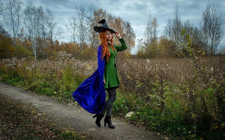 魔女、ハロウィン、道路、女性たち、秋、一人、ファッション、ほほえむ、アダルト、森林、ライフスタイル