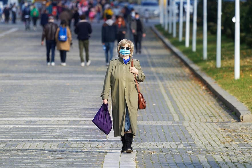 femme, pandémie, masque, en marchant, ville