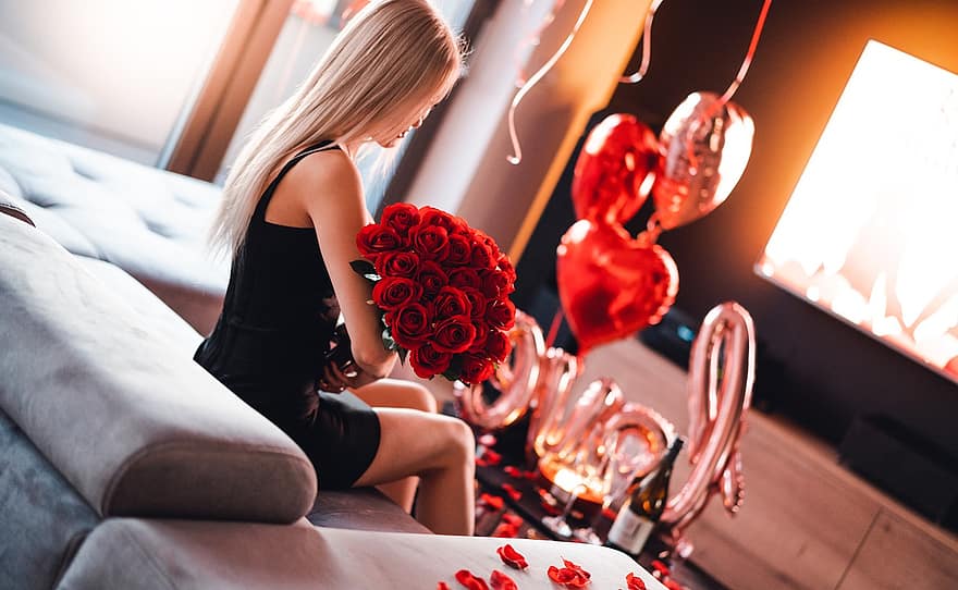gėlės, rožės, puokštė, dovanos, Valentino diena, laimingos Valentino dienos, meilė, moterys, patalpose, gyvenimo būdą, suaugusiųjų