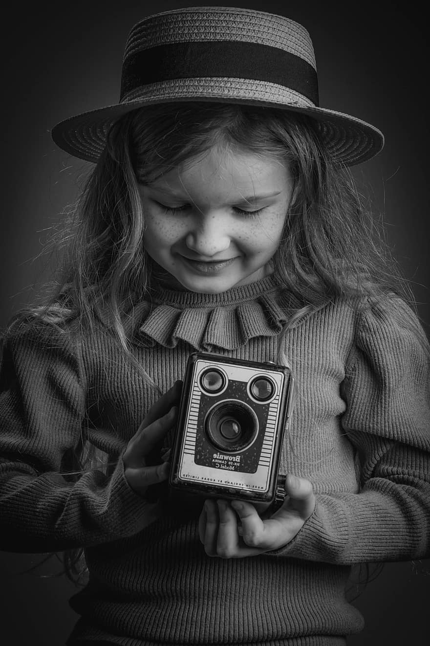 маленька дівчинка, камери, монохромний, аналогова камера, дівчина, дитина, молодий, самка, дитинство, модель, поза
