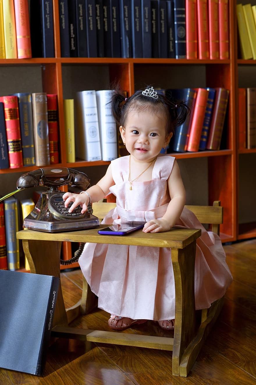 maža mergaitė, stalas, biblioteka, Mažoji princesė, bamblys, vaikas, jauni, šypsosi, mielas