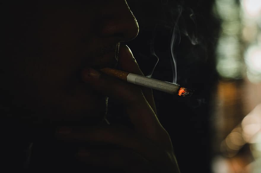 シガレット、タバコ、ニコチン、灰、煙、中毒、たばこ製品、男達、喫煙の問題、不健康な生活、アダルト