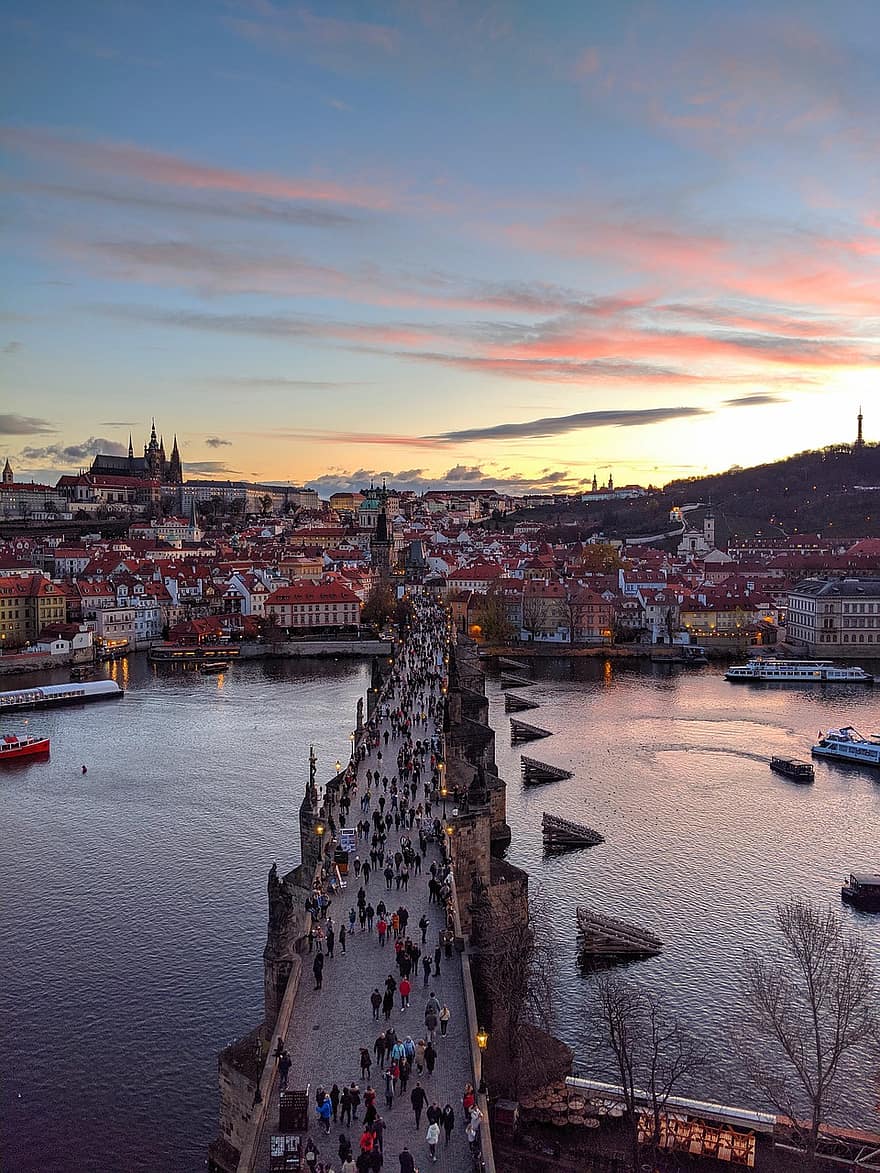 Praha, jembatan Charles, orang-orang, jembatan, pemandangan kota, kota Tua, turis, pariwisata, matahari terbenam, eropa, sungai