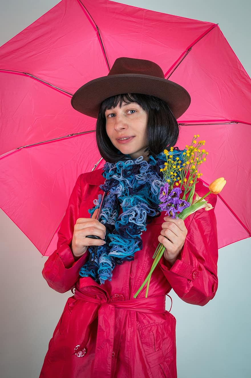žena, šátek, deštník, květiny, kytice, plášť, čepice, tmavé vlasy, usměj se, osoba