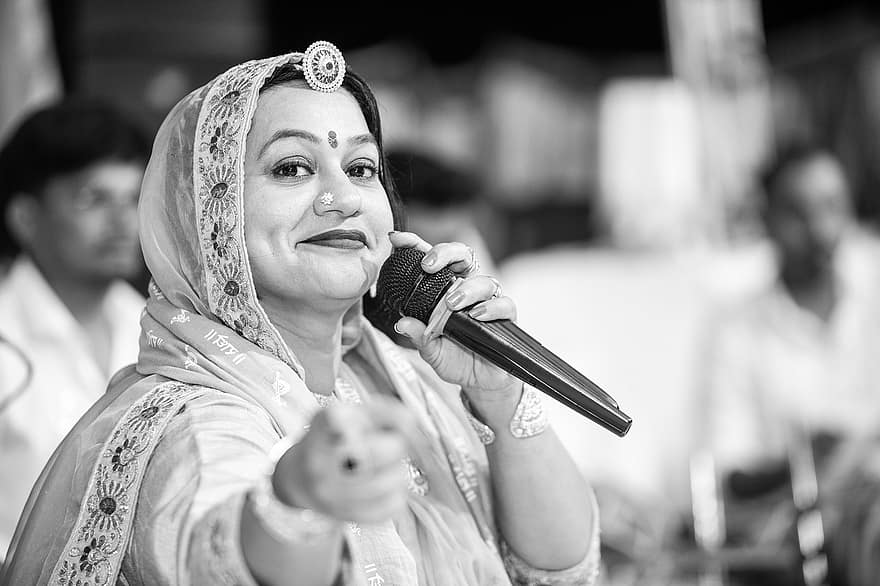 cantante, Aasha Vaisnav, cantante indiano, performance sul palco, bhajan, canzone, bianco e nero, donne, musicista, sorridente, uomini