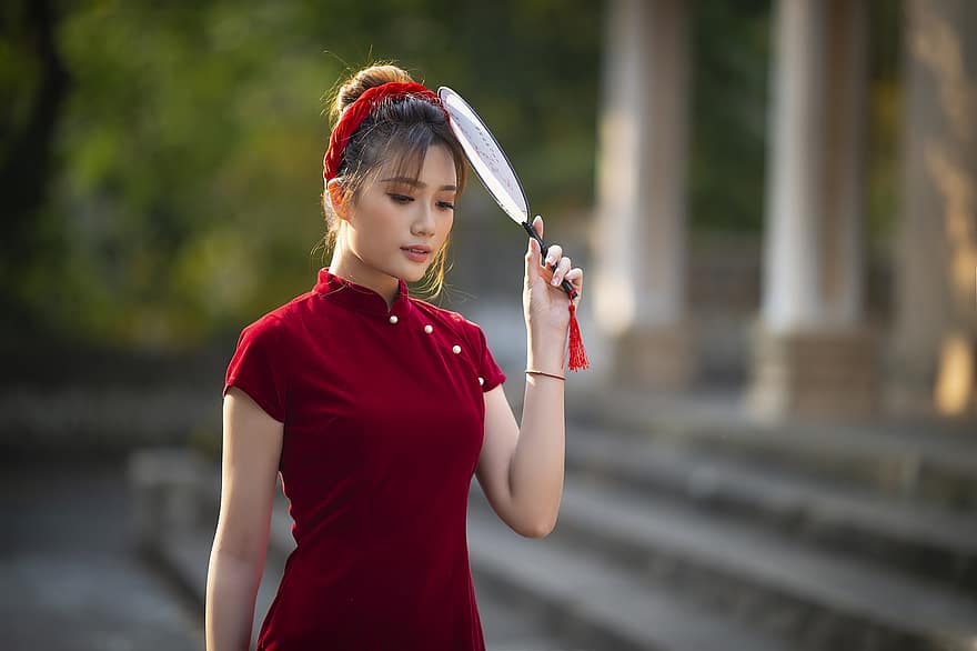 moda, cheongsam, mulher, ventilador de mão, vietnamita, asiático, Cheongsam Vermelho, vestir, beleza, lindo, bonita