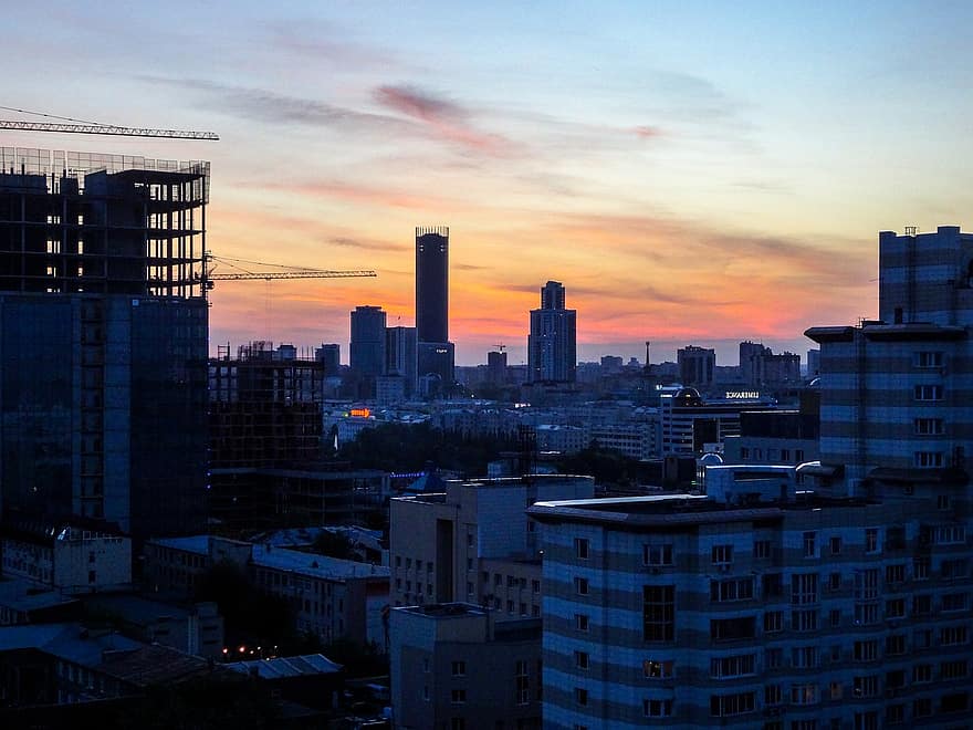 Ekaterinburg, edifici, città, sito di costruzione, tramonto, crepuscolo, orizzonte, paesaggio urbano, vista della città, urbano, grattacieli