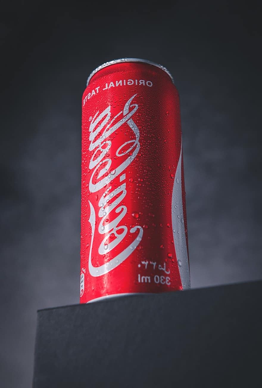 Coca Cola, poate sa, sifon, tablă de conserve, roșu, băutură, gustare, Coca-Cola, produs, fotografie de produs, cocktail-uri