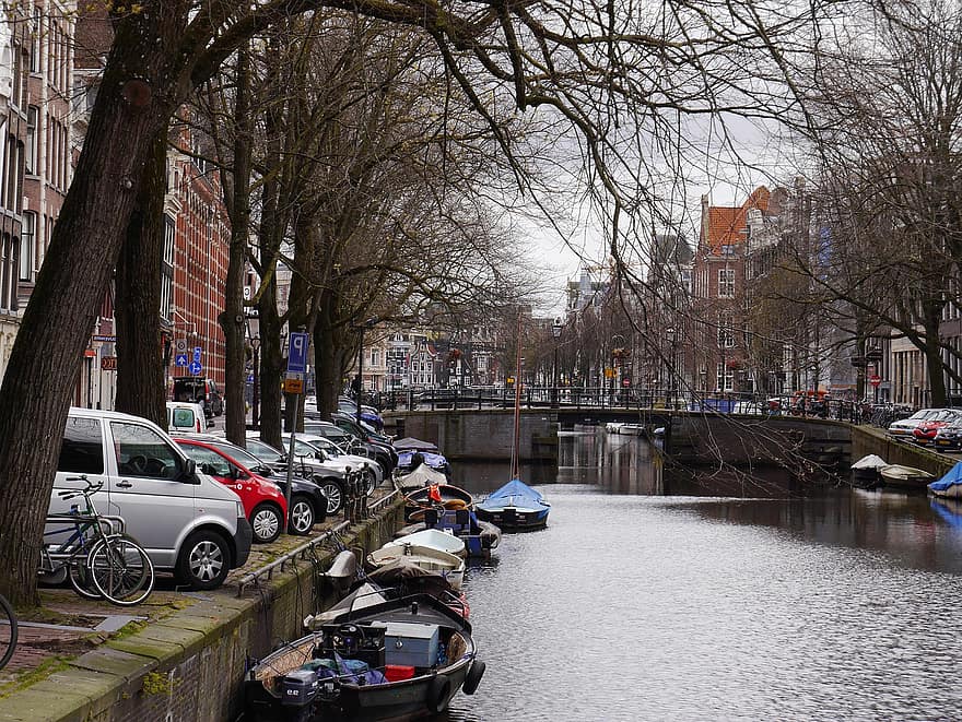 アムステルダム、オランダ、運河、シティ、ダウンタウン、水、木、旧市街、枝、灰色の天気、反射