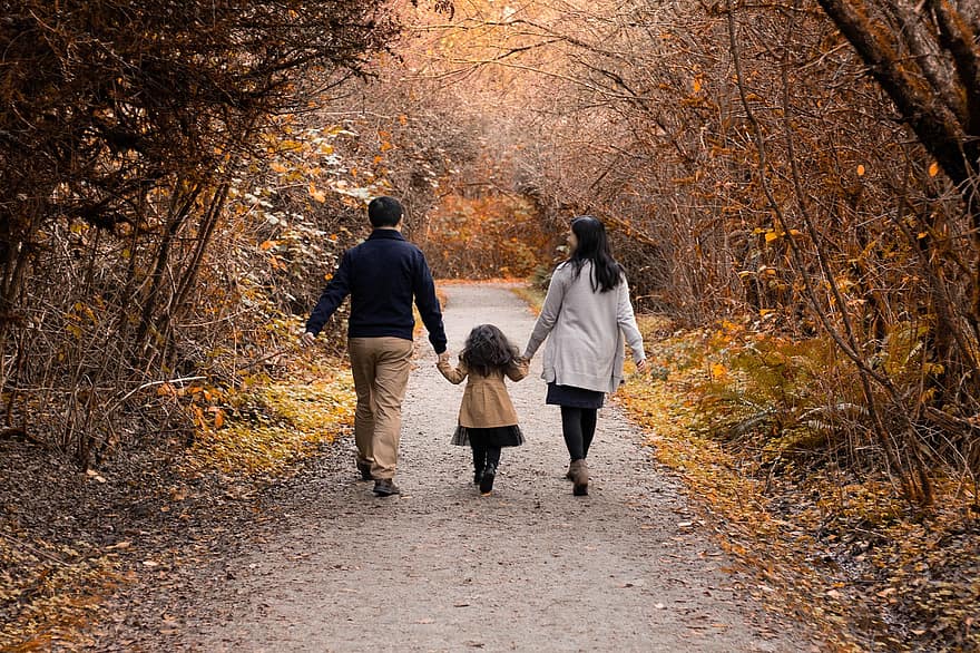 сім'я, падіння, дорога, осінь, дерева, ходьба, прогулятися, дозвілля, дитина, мати, батько