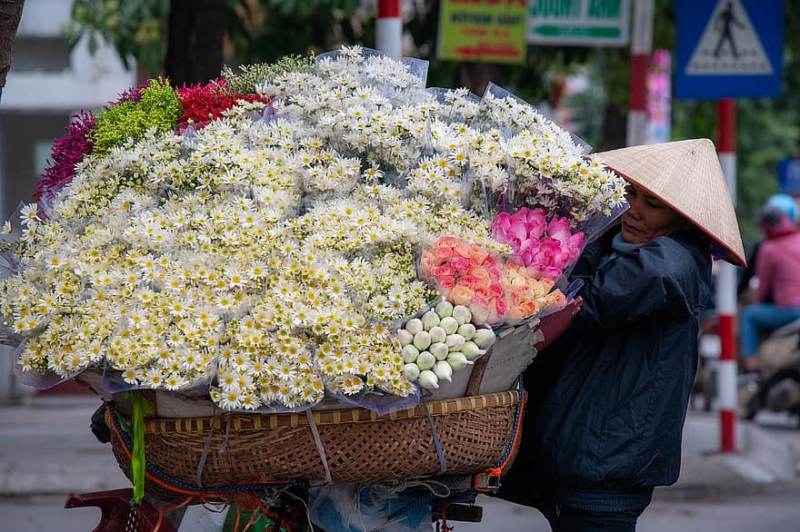 sokak satıcısı, Çiçekler, hanoi, şehir hayatı, çiçekçi, buketler, sokak