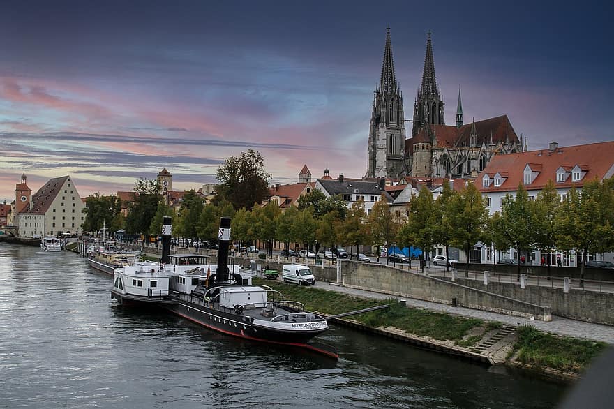 Regensburg, Port, ville, rivière, bateaux, musée maritime, église, cathédrale, Danube, jetée, le coucher du soleil