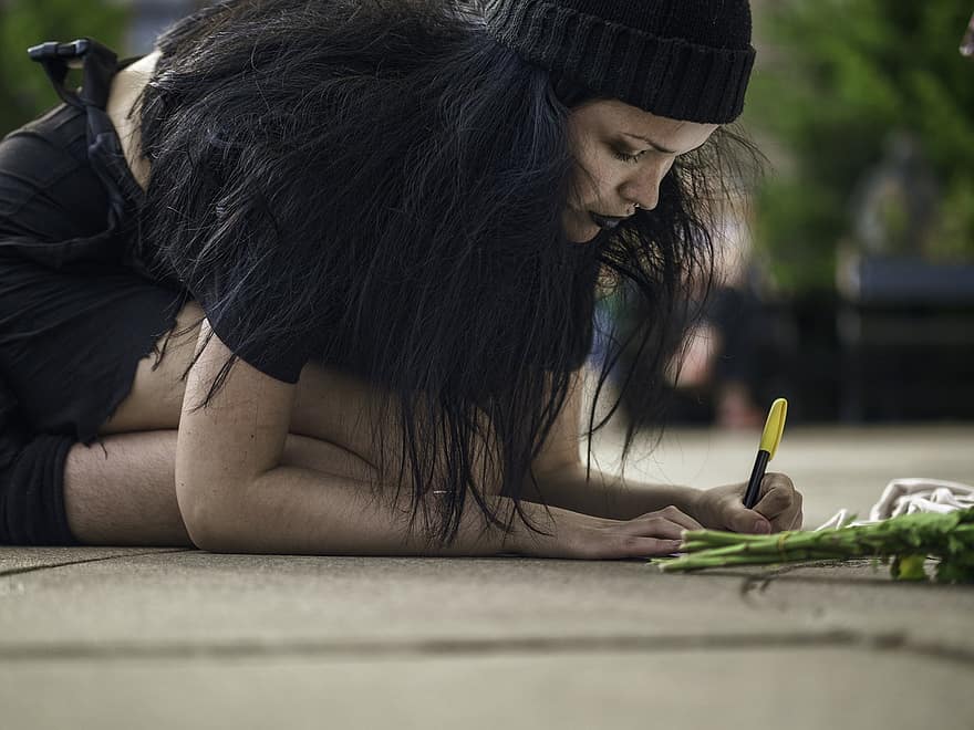 meisje, Schrijven op de vloer, knieling, Oslo, reflecteren, Noorwegen, demonstratie