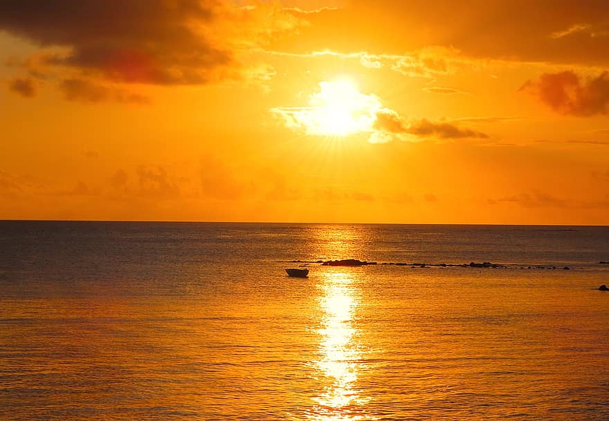 solnedgång, skymning, strand, kvällens atmosfär, hav, moln, landskap, natur, bakgrund, horisont, indiska oceanen