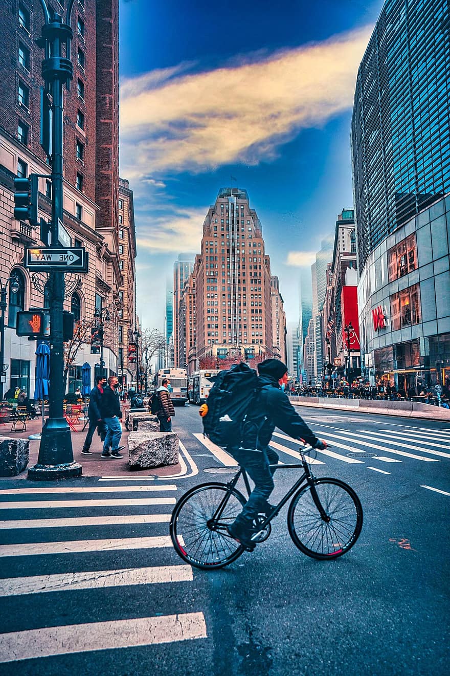 ciclista, giunzione, città, strade, intersezione, edifici, architettura, grattacieli, New York, sfondo, NY