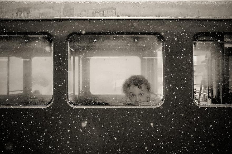vlak, zimní, dítě, sníh, železnice, chlapec, okno, oči, kudrnaté vlasy, dětství, pohled