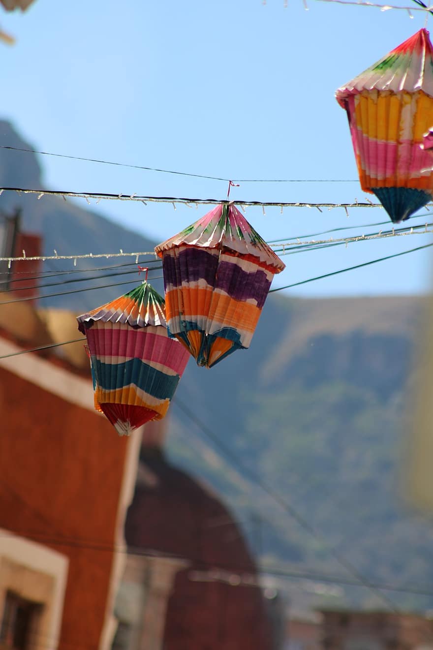 Laternen, Straßendekor, Stadt, Guanajuato, mehrfarbig, Sommer-, Kulturen, Blau, traditionelles Fest, Nahansicht, Feier
