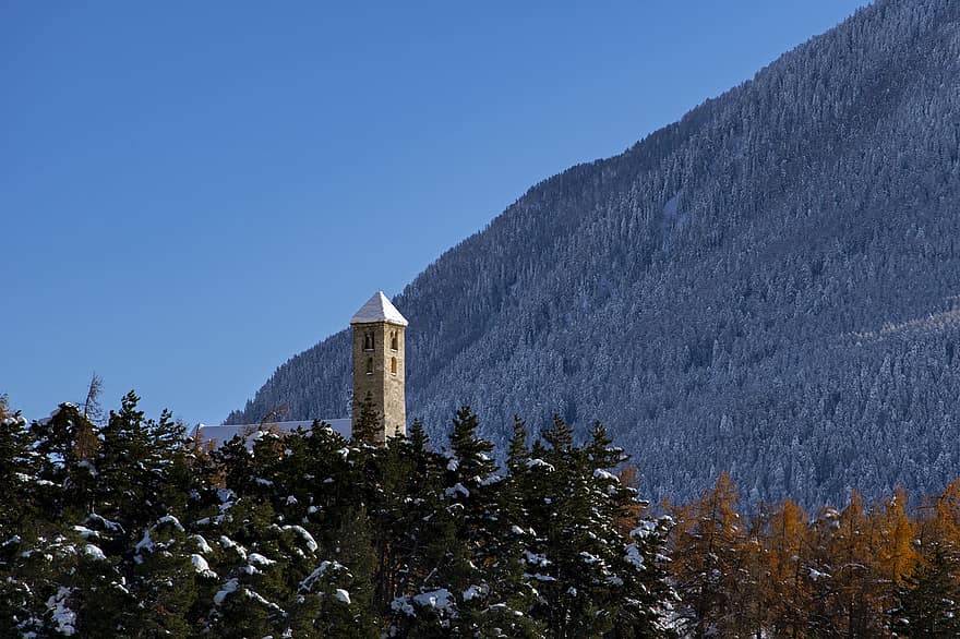 церковь, башня, горы, шпиль, католик, религия, деревья, снег, синее небо, зима, лес