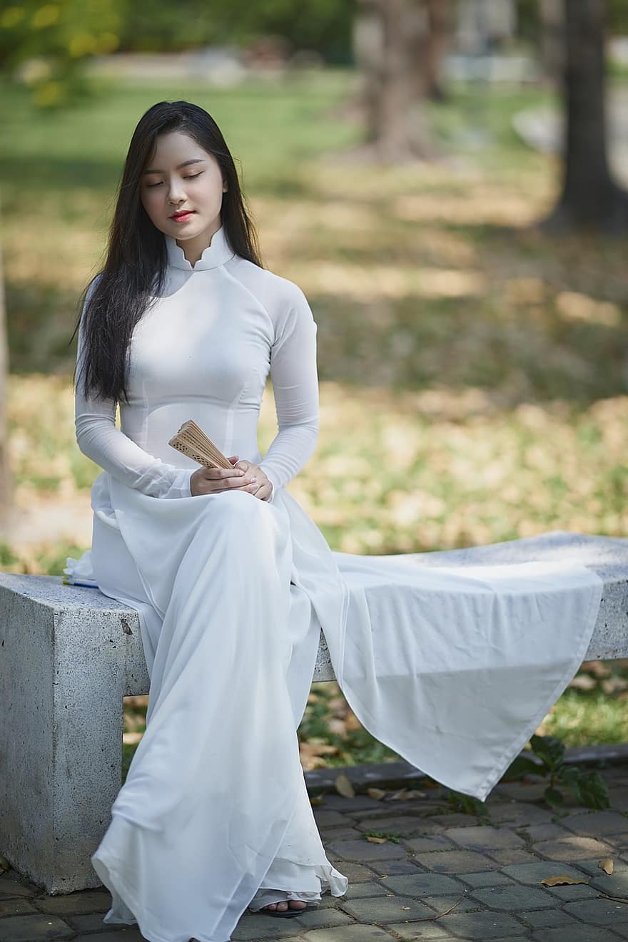 Vietnamese vrouw, oa dai, Traditionele Vietnamese kleding, Bos, park, natuur, buitenshuis, portret, Aziatische vrouw, mooi, schoonheid