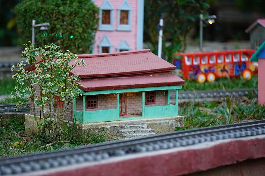 modelio traukinys, miniatiūrinis, traukinio rinkinys, geležinkelio modelis, žaislai, stotis, platforma, namas, traukinio bėgiai, geležinkelis, architektūra