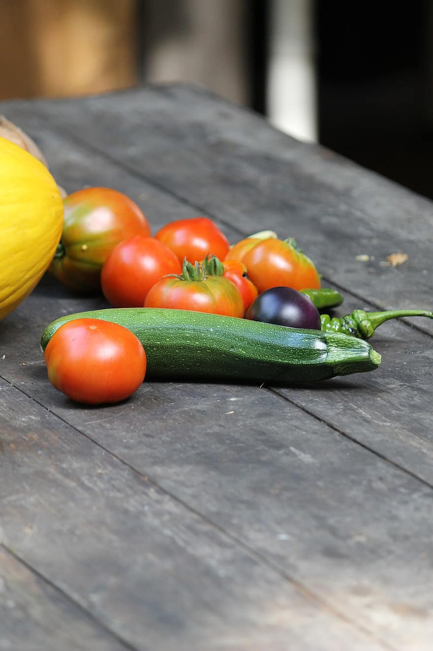 野菜、トマト、ズッキーニ、木製テーブル、フード、健康、ベジタリアン、新鮮な、新鮮な野菜、収穫、作物
