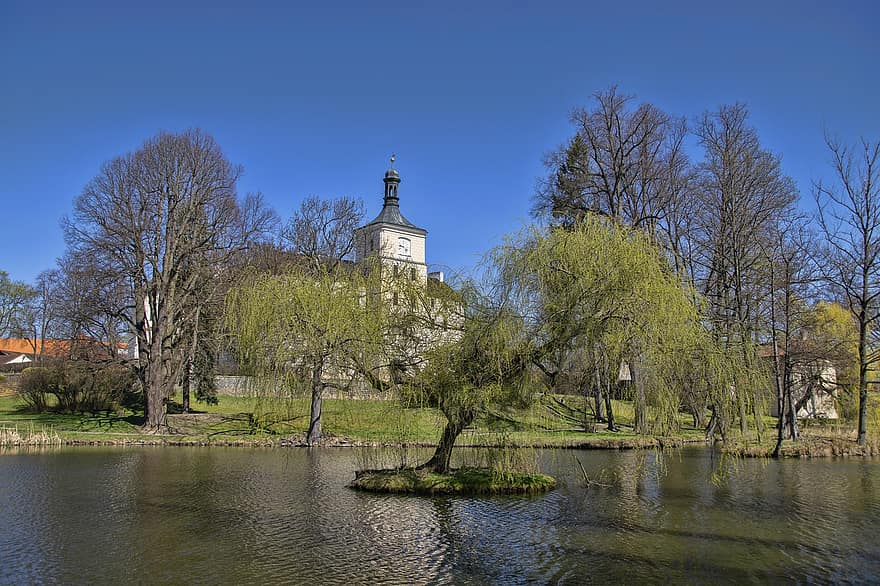 Castelo Březnice, lagoa, parque, Primavera, arvores, torre, campanário, construção, castelo, arquitetura, histórico