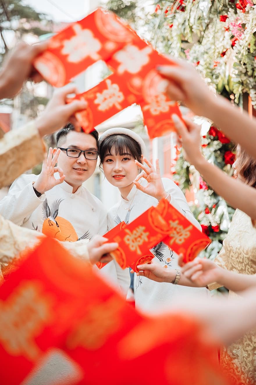 Vietnamesische Braut, Vietnamesischer Bräutigam, Vietnamesische Hochzeit, Chinesische rote Umschläge, traditionelle Hochzeit, Mann, Frau, Paar, Liebe, Ehe, Feier