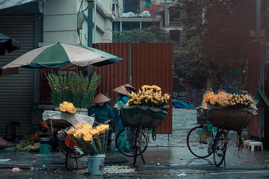 Vietnam, Hanoi, piac, virágok, eladó, kerékpárok, élet, utca, eső, szabadban, város