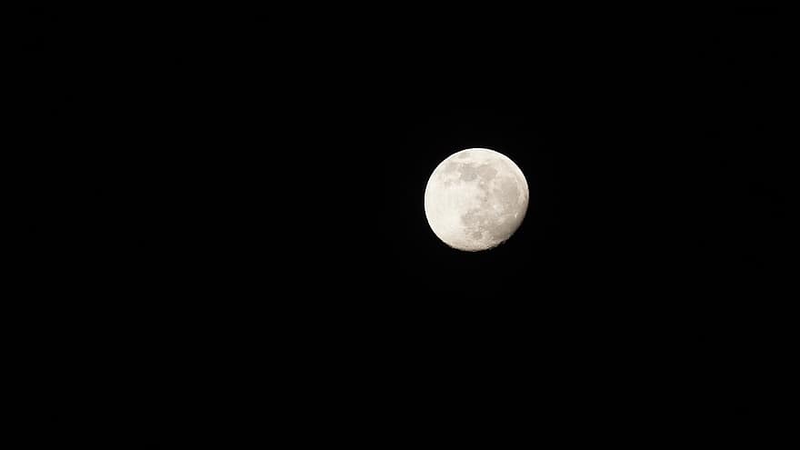 mēness, naktī, melns fons, nakts debesis, samazinās mēness, vaksācijas mēness, gandrīz pilna mēness, melns balts, tumšs, tumsa, Spilgtākais debess ķermenis naktī