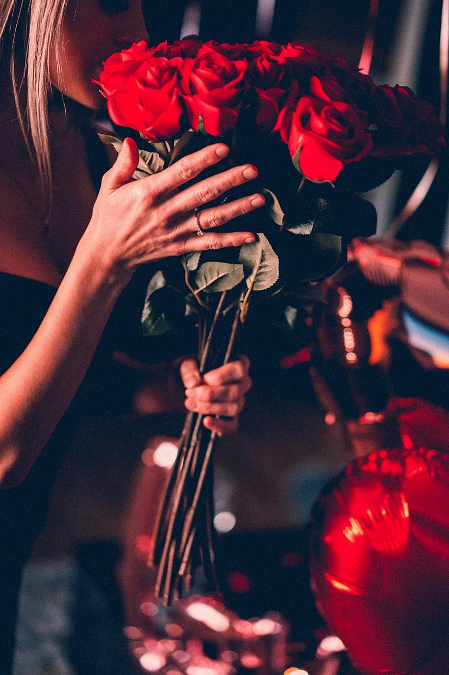 những bông hoa, hoa hồng, bó hoa, những món quà, ngày lễ tình nhân, chúc mừng ngày lễ tình nhân ❤ ️ , yêu và quý, đàn bà, người lớn, đàn ông, lễ kỷ niệm