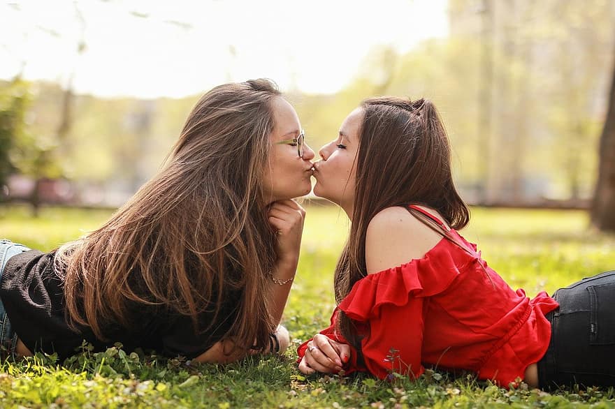 tytöt, suudella, pari, Tytöt Puistossa, Tytöt suutelevat, LGBTQ, tyttöystäviä, ystävyys, yhteys, rakkaus