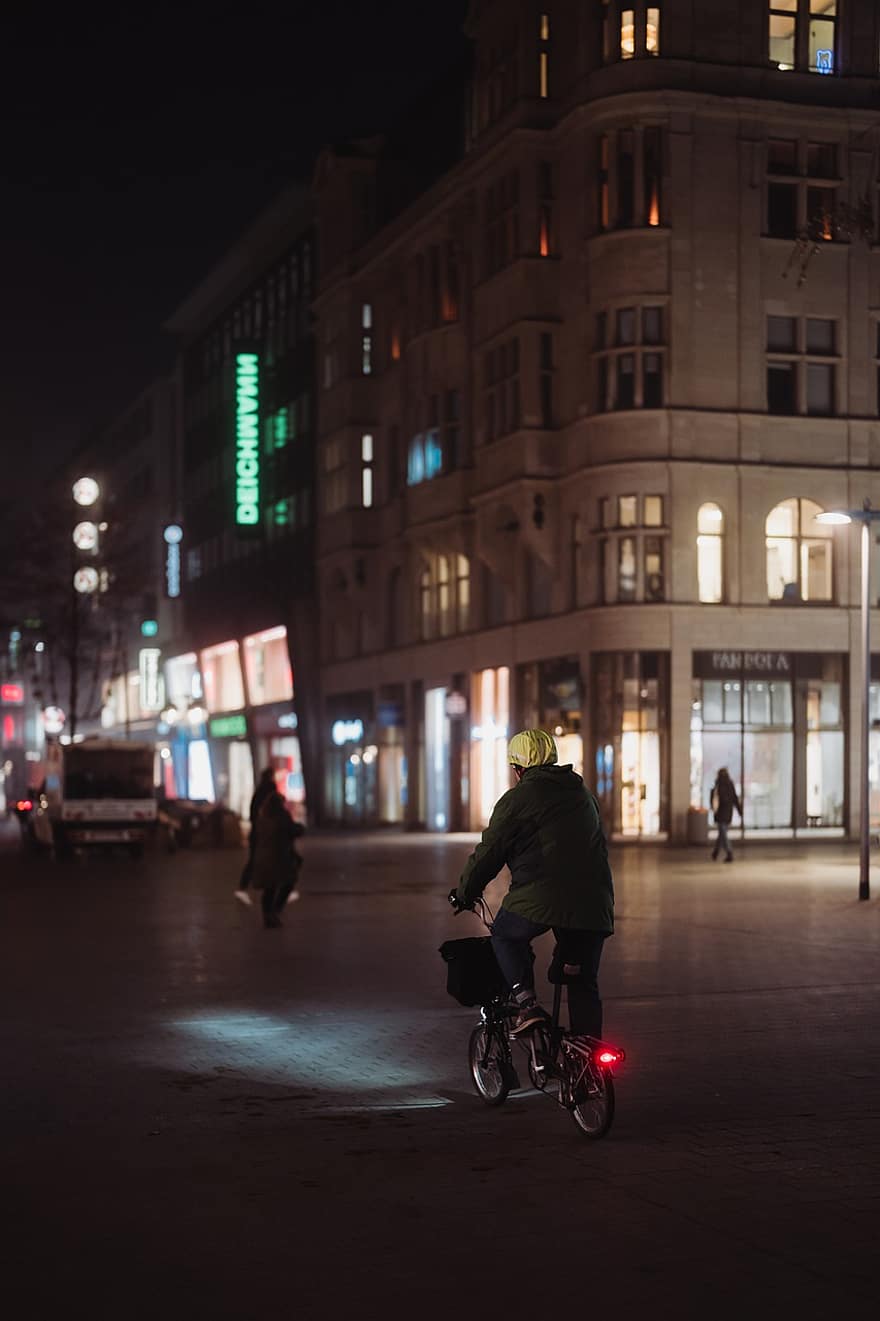 oraș, stradă, noapte, seară, viata de oras, trafic, mișcare încețoșată, bărbați, bicicletă, arhitectură, navetiști