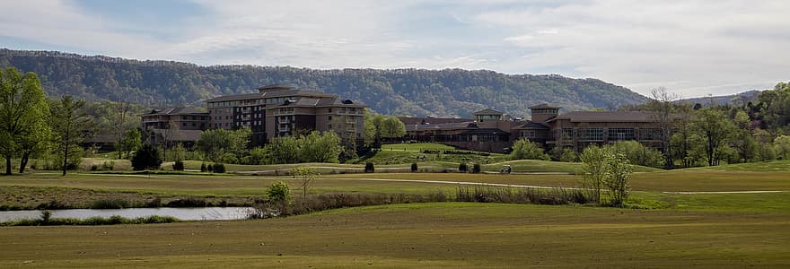 campo de golfe, recorrer, panorama, prédios, hotel, alojamento, montanhas, golfe