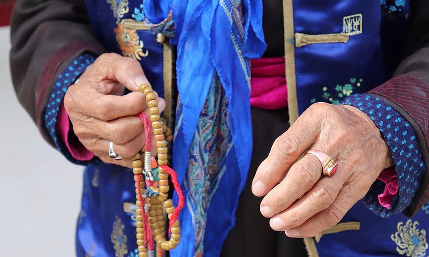 bidparels, rozenkrans, ladakh, handen, Boeddhist, leh, culturen, menselijke hand, senior volwassene, mannen, traditionele klederdracht