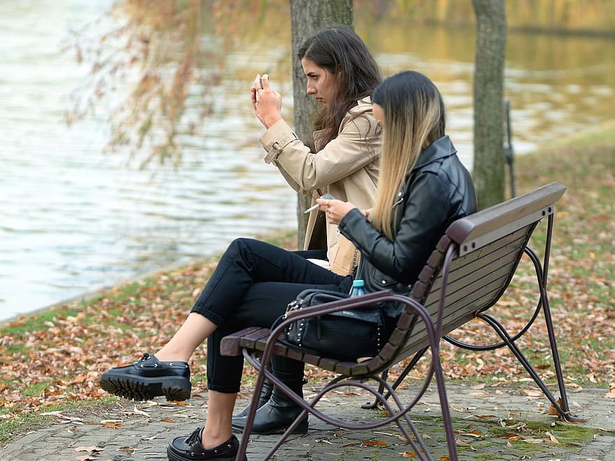 ženy, Lavička v parku, jezero, park, podzim, relaxace