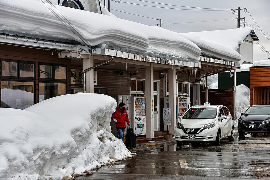 a vonatállomás, téli, Japán, hó, nagano prefektúra, épület, autó, jég, férfiak, városi élet, időjárás