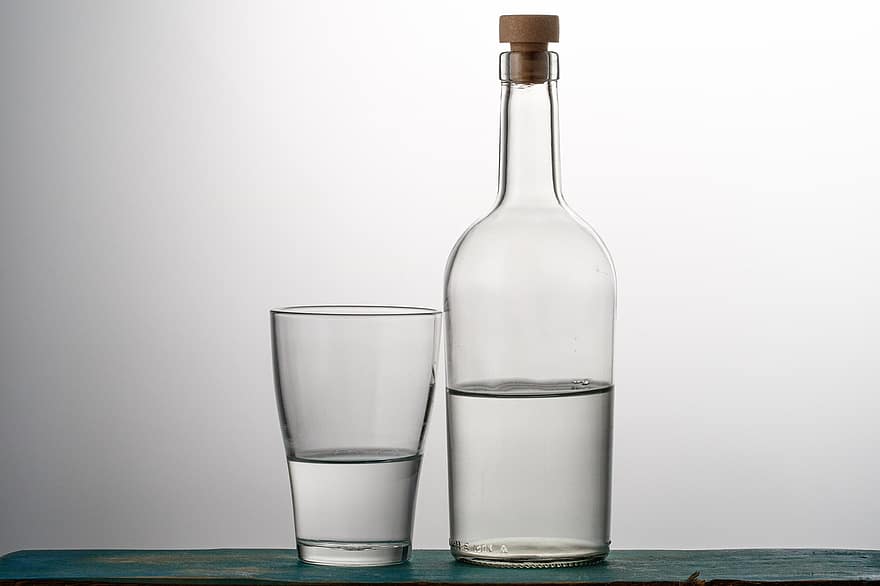бутылка, стакан, серый фон, питьевой