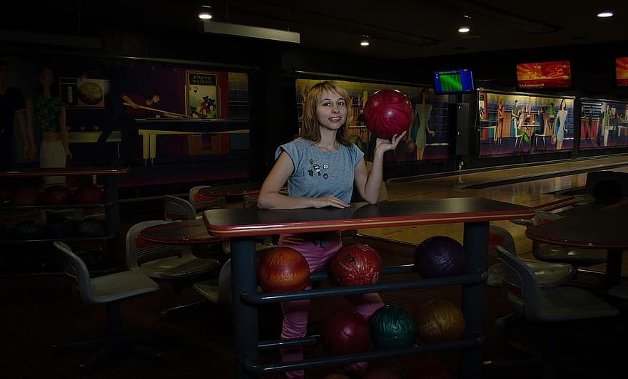 femme, bowling, boule de bowling, à l'intérieur, table, amusement, femmes, sport, jeux de loisirs, ballon, une personne