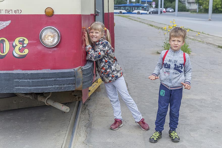 vaikai, autobusas, tramvajus